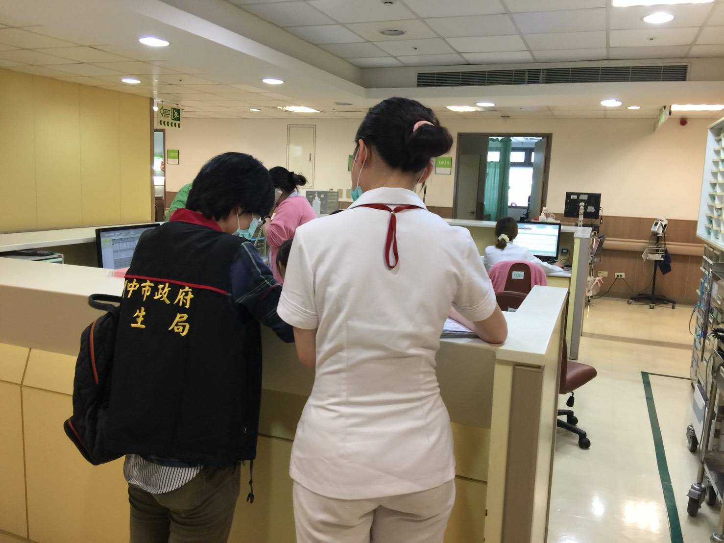 台中市衛生局人員至中國附醫執行抽查。 台中市衛生局人員至中國附醫執行抽查。