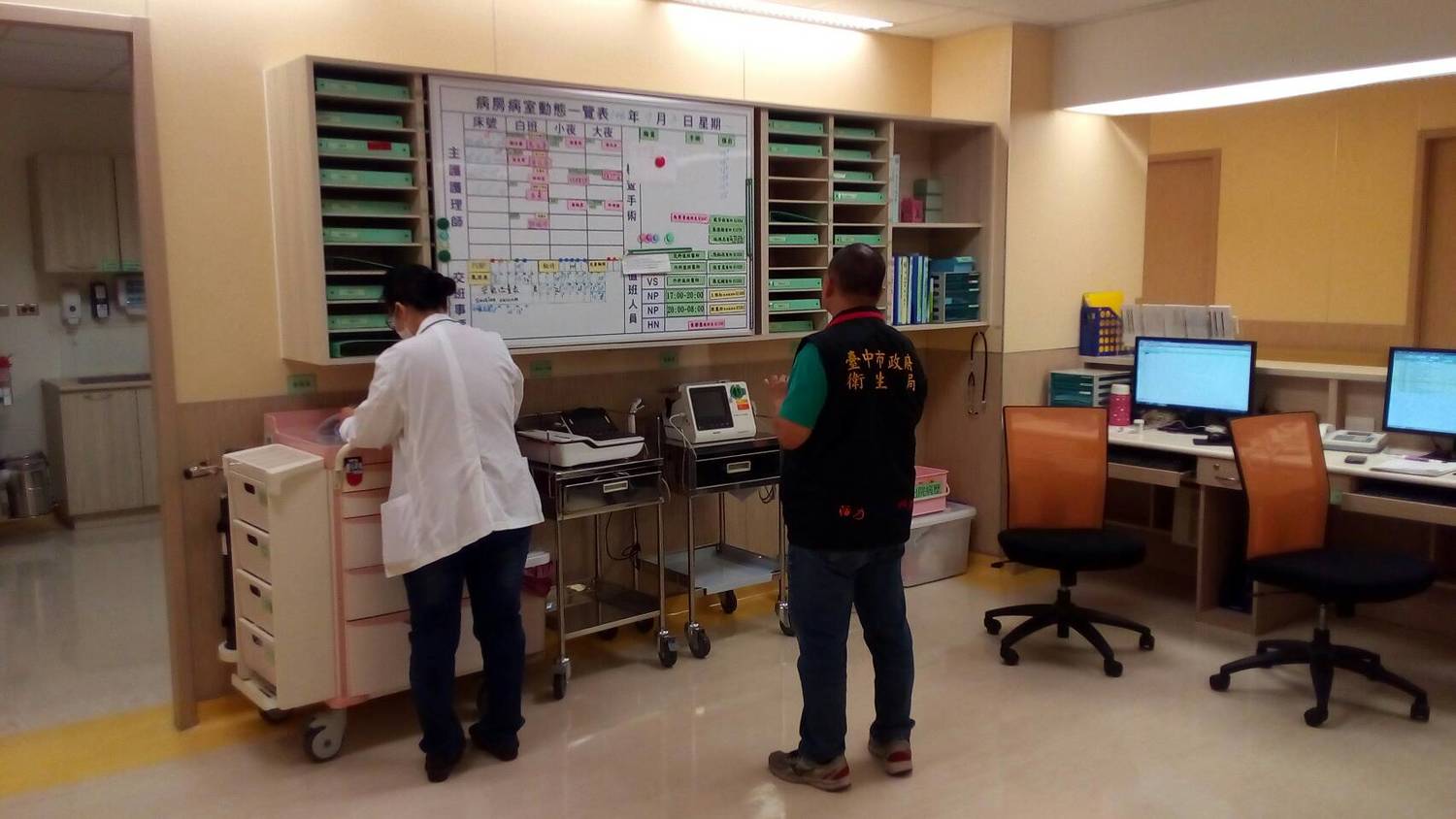 台中市衛生局人員至中國附醫執行抽查。 台中市衛生局人員至中國附醫執行抽查。