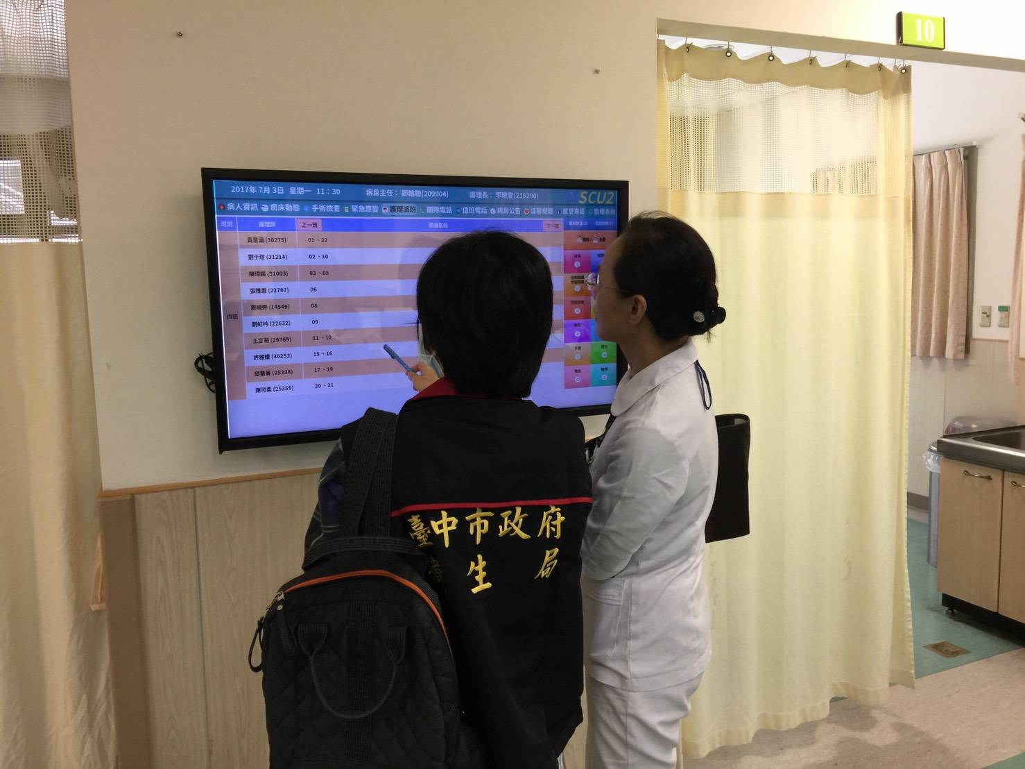 台中市衛生局人員至中國附醫執行抽查。 台中市衛生局人員至中國附醫執行抽查。