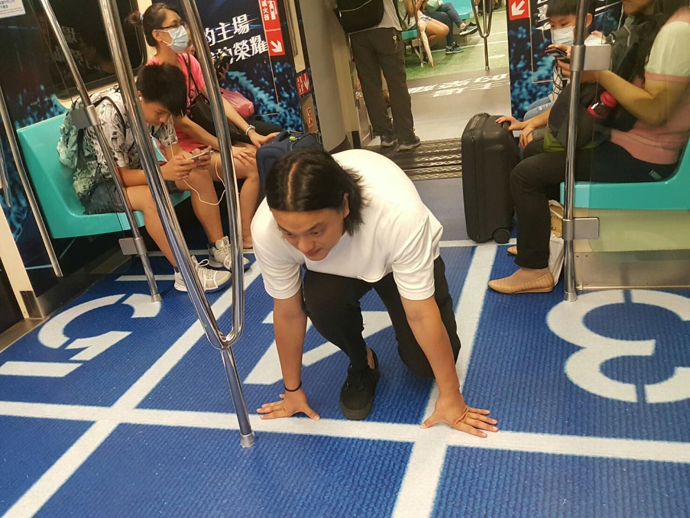 乘客只要抓到合適角度,就可以拍下與場景互動的有趣畫面。 圖:台北市政府觀傳局 乘客只要抓到合適角度,就可以拍下與場景互動的有趣畫面。 圖:台北市政府觀傳局