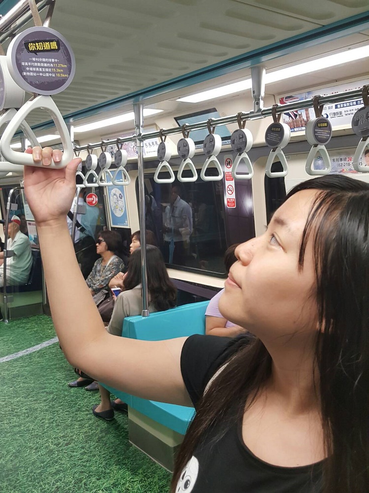 世大運彩繪列車特別製作手把盒,乘客可從中了解比賽規則、冷知識及趣事。 圖:台北市政府觀傳局 世大運彩繪列車特別製作手把盒,乘客可從中了解比賽規則、冷知識及趣事。 圖:台北市政府觀傳局