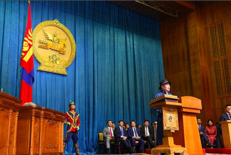 蒙古新總統巴圖勒嘎(前)10日發表就職演說,強調要加強與中國、俄羅斯以外國家的合作。 圖:翻攝蒙古總統府官網 蒙古新總統巴圖勒嘎(前)10日發表就職演說,強調要加強與中國、俄羅斯以外國家的合作。 圖:翻攝蒙古總統府官網