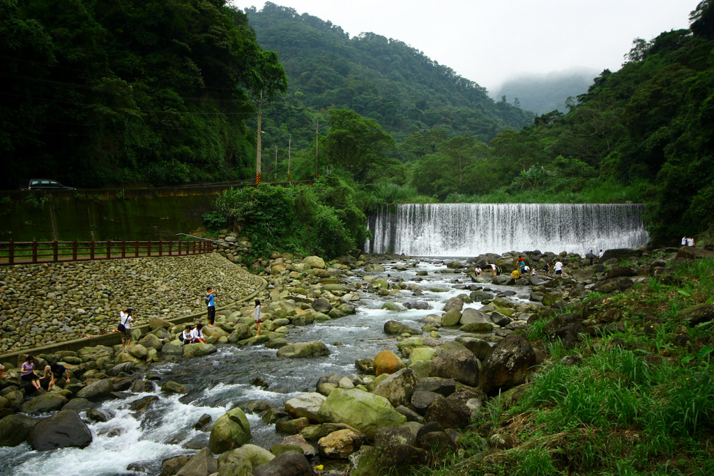 北埔冷泉屬弱鹼性碳酸泉,略帶鹹味,夏天水溫約15度,冬天約10度,夏日把腳浸入泉水中讓人通體舒暢。 圖:Flickr提供 北埔冷泉屬弱鹼性碳酸泉,略帶鹹味,夏天水溫約15度,冬天約10度,夏日把腳浸入泉水中讓人通體舒暢。 圖:Flickr提供
