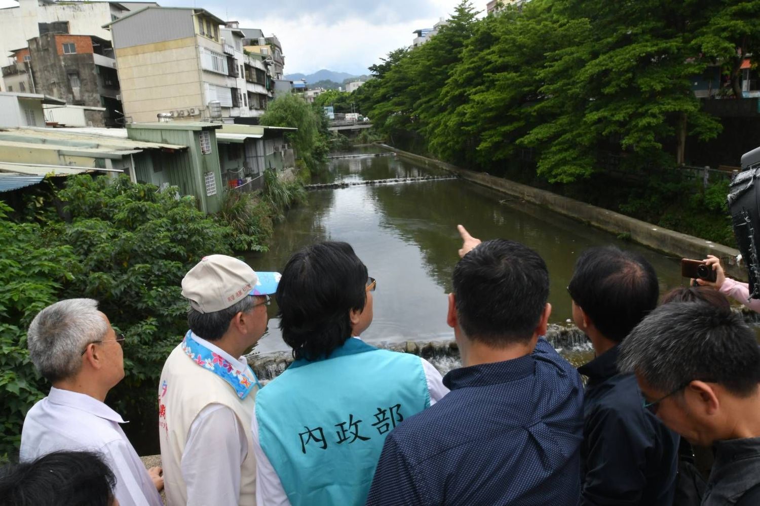 內政部長葉俊榮今(11)日前往新竹縣,與縣長邱鏡淳就「前瞻基礎建設計畫」交換意見,兩人並視察竹東鎮「中興河道」。 圖:內政部/提供 內政部長葉俊榮今(11)日前往新竹縣,與縣長邱鏡淳就「前瞻基礎建設計畫」交換意見,兩人並視察竹東鎮「中興河道」。 圖:內政部/提供