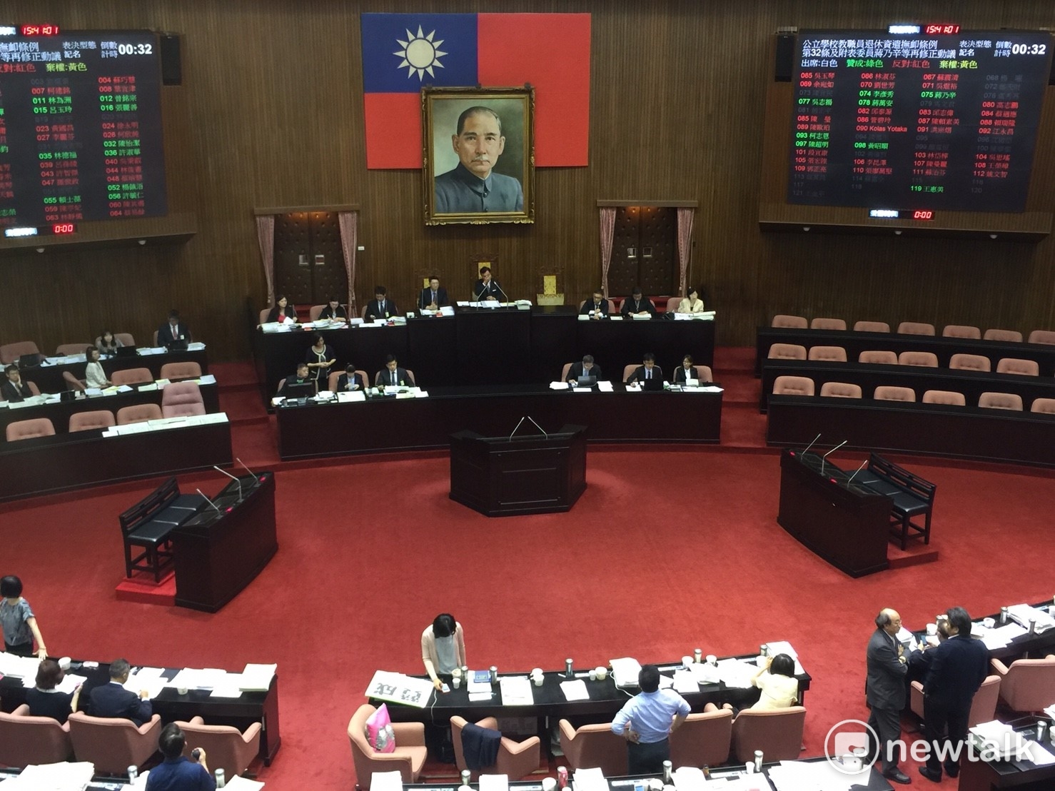 行政院11日火速通過前瞻特別預算書,民進黨團依法提請召開第二臨時會,時間訂自13日起至21日止,17日至20日進行委員會審查,21日為第二次院會。 行政院11日火速通過前瞻特別預算書,民進黨團依法提請召開第二臨時會,時間訂自13日起至21日止,17日至20日進行委員會審查,21日為第二次院會。