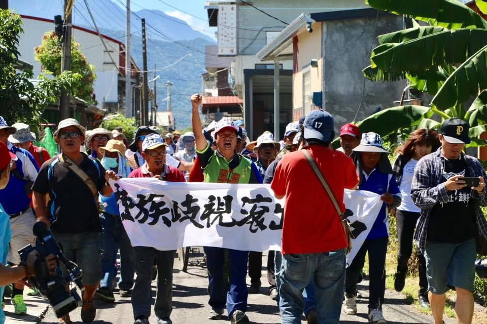 瑪家鄉長梁明輝率民眾抗議三和村遭違規整地回填,質疑有官商勾結,要縣府給個交代。 圖 : 翻攝梁明輝臉書 瑪家鄉長梁明輝率民眾抗議三和村遭違規整地回填,質疑有官商勾結,要縣府給個交代。 圖 : 翻攝梁明輝臉書