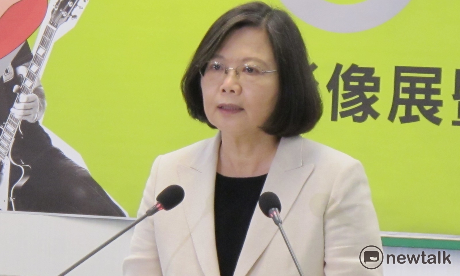 根據最新民調結果,含公教及政務人員共3項年金改革法案在立院三讀通過後,民眾對於蔡英文總統的施政表現滿意度上升8個百分點至29%。 根據最新民調結果,含公教及政務人員共3項年金改革法案在立院三讀通過後,民眾對於蔡英文總統的施政表現滿意度上升8個百分點至29%。