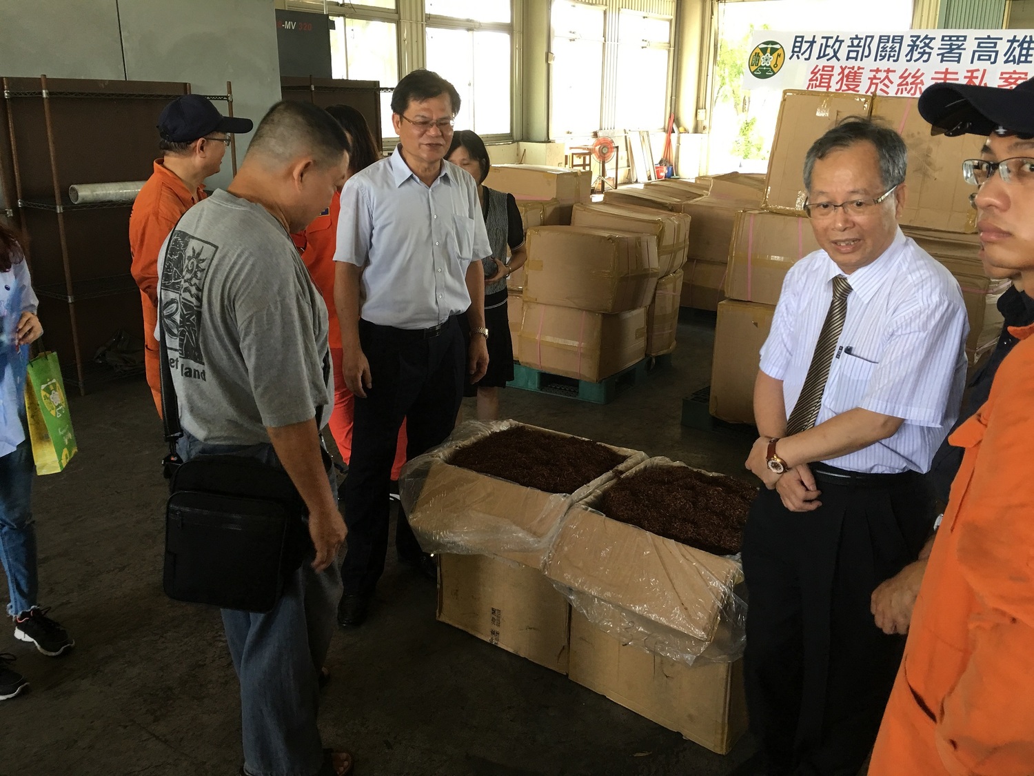 高雄市政府財政局會同財政部關務署高雄關於今 (13) 日在高雄港第70號碼頭共同破獲來自越南卡萊港的走私菸絲。 高雄市政府財政局會同財政部關務署高雄關於今 (13) 日在高雄港第70號碼頭共同破獲來自越南卡萊港的走私菸絲。