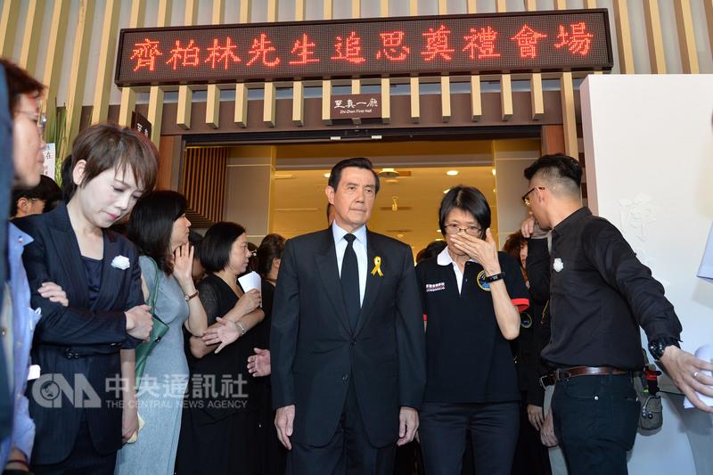 導演齊柏林告別式14日在台北市第二殯儀館舉行,靈堂 布置簡單隆重,以齊柏林半身像及台灣空拍為背景。 導演齊柏林告別式14日在台北市第二殯儀館舉行,靈堂 布置簡單隆重,以齊柏林半身像及台灣空拍為背景。