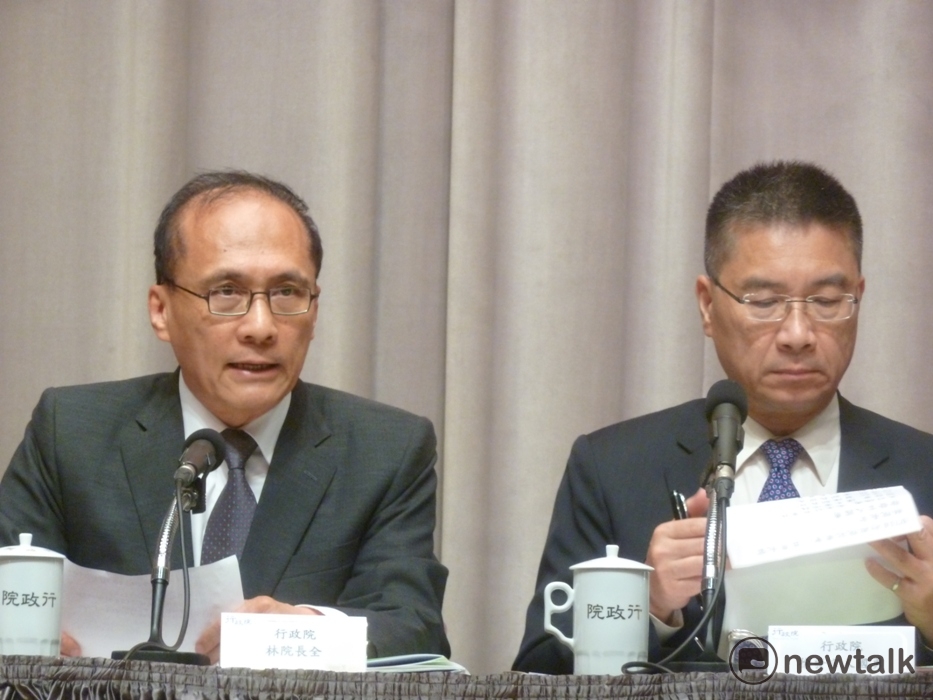 前瞻少子化建設預算包含2億元的育嬰百寶箱惹議,對此,行政院長林全(左)今(14)天表示,這只是盡一點心意。 前瞻少子化建設預算包含2億元的育嬰百寶箱惹議,對此,行政院長林全(左)今(14)天表示,這只是盡一點心意。