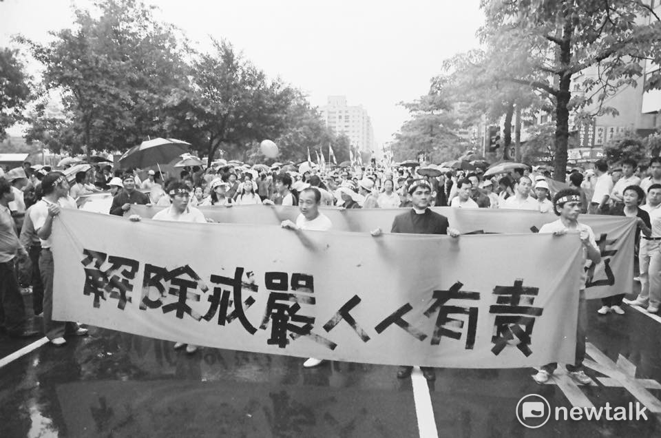 1986年11月6日,民進黨建黨18人工作小組在台大校友會館公布黨綱與黨章記者會。第一排右起傅正、張俊雄、許榮淑、康寧祥、黃爾璇、費希平、謝長廷、周清玉、顏錦福。第二排左起邱義仁、洪奇昌、江鵬堅、尤清、周滄淵、蘇貞昌、游錫堃、陳菊。郭吉仁律師有事先離開,沒有參加合影。 1986年11月6日,民進黨建黨18人工作小組在台大校友會館公布黨綱與黨章記者會。第一排右起傅正、張俊雄、許榮淑、康寧祥、黃爾璇、費希平、謝長廷、周清玉、顏錦福。第二排左起邱義仁、洪奇昌、江鵬堅、尤清、周滄淵、蘇貞昌、游錫堃、陳菊。郭吉仁律師有事先離開,沒有參加合影。