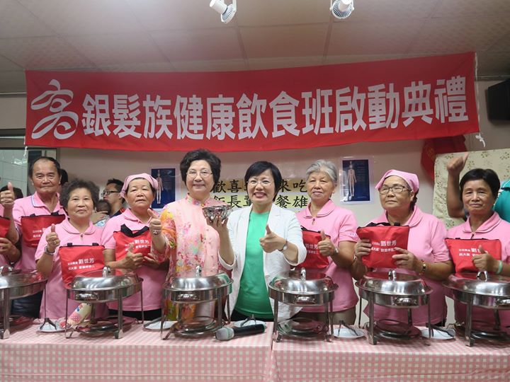應邀出席慈濟宮舉辦的「銀髮族健康飲食班啟動典禮」的立委劉世芳除與現場的民眾一同打菜、用餐外,她認為,結合市府單位、里辦公室以及社區發展協會,再加上民間資源共同來推動長照2.0的在地老化政策 應邀出席慈濟宮舉辦的「銀髮族健康飲食班啟動典禮」的立委劉世芳除與現場的民眾一同打菜、用餐外,她認為,結合市府單位、里辦公室以及社區發展協會,再加上民間資源共同來推動長照2.0的在地老化政策