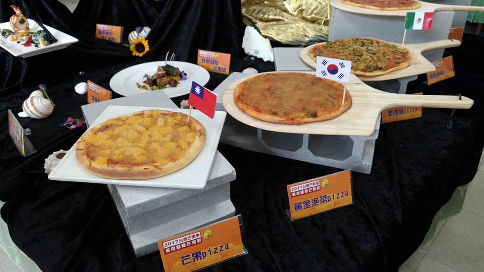 台南左鎮今(15)日起連續2天推出「左鎮芒果烘焙嘉年華」,現場不只芒果蛋糕,還出現芒果Pizza。 台南左鎮今(15)日起連續2天推出「左鎮芒果烘焙嘉年華」,現場不只芒果蛋糕,還出現芒果Pizza。