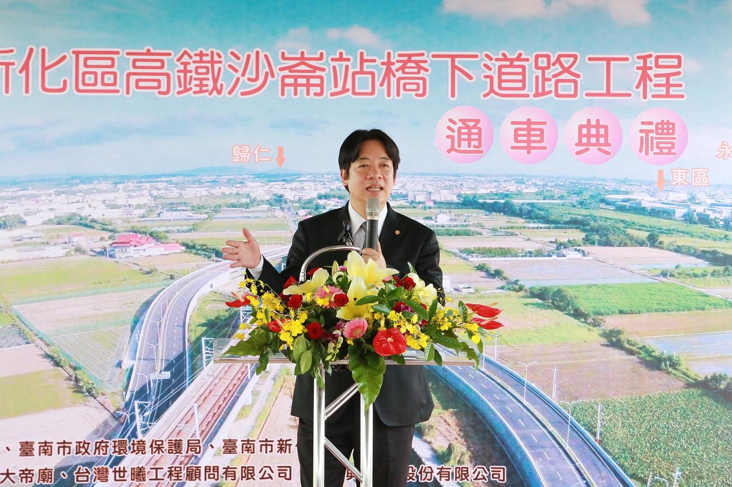 台南市長賴清德說明,為解決南科交通問題,市府積極爭取中央經費興辦多項交通工程。 台南市長賴清德說明,為解決南科交通問題,市府積極爭取中央經費興辦多項交通工程。