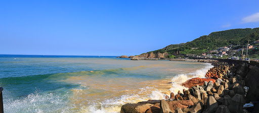 陰陽海的海水由金黃色過渡到蔚藍海洋,呈現出一幅奇特的景觀面貌。 圖:新頭殼資料照片 陰陽海的海水由金黃色過渡到蔚藍海洋,呈現出一幅奇特的景觀面貌。 圖:新頭殼資料照片