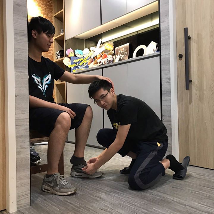 近日(13)負責台灣職業運動隊伍閃電狼經營行銷的「狼谷娛樂」簽下了新的一位人氣實況主「超負荷」,但閃電狼曬出多張「奴役」超負荷的照片,也掀起粉絲們的熱議。 近日(13)負責台灣職業運動隊伍閃電狼經營行銷的「狼谷娛樂」簽下了新的一位人氣實況主「超負荷」,但閃電狼曬出多張「奴役」超負荷的照片,也掀起粉絲們的熱議。