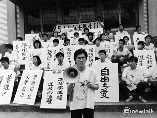 1986年11月6日,民進黨建黨18人工作小組在台大校友會館公布黨綱與黨章記者會。第一排右起傅正、張俊雄、許榮淑、康寧祥、黃爾璇、費希平、謝長廷、周清玉、顏錦福。第二排左起邱義仁、洪奇昌、江鵬堅、尤清、周滄淵、蘇貞昌、游錫堃、陳菊。郭吉仁律師有事先離開,沒有參加合影。 1986年11月6日,民進黨建黨18人工作小組在台大校友會館公布黨綱與黨章記者會。第一排右起傅正、張俊雄、許榮淑、康寧祥、黃爾璇、費希平、謝長廷、周清玉、顏錦福。第二排左起邱義仁、洪奇昌、江鵬堅、尤清、周滄淵、蘇貞昌、游錫堃、陳菊。郭吉仁律師有事先離開,沒有參加合影。