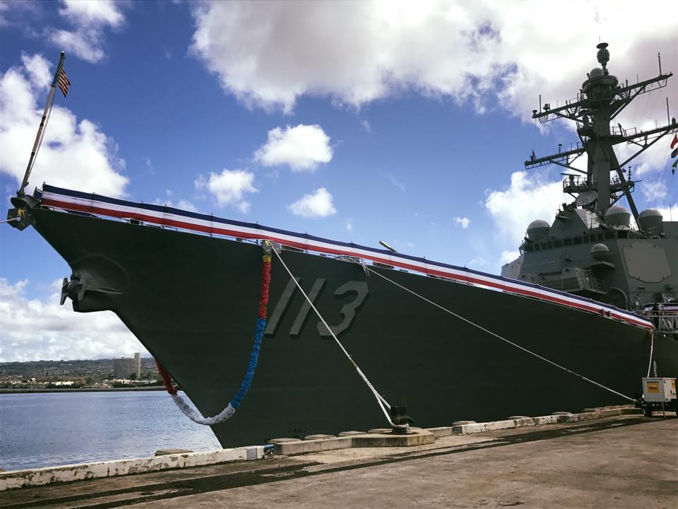 美國海軍最新一艘勃克級導向飛彈驅逐艦芬恩號(USS John Finn,DDG 113),當地時間15日在夏威夷珍珠港舉行服役典禮。 美國海軍最新一艘勃克級導向飛彈驅逐艦芬恩號(USS John Finn,DDG 113),當地時間15日在夏威夷珍珠港舉行服役典禮。