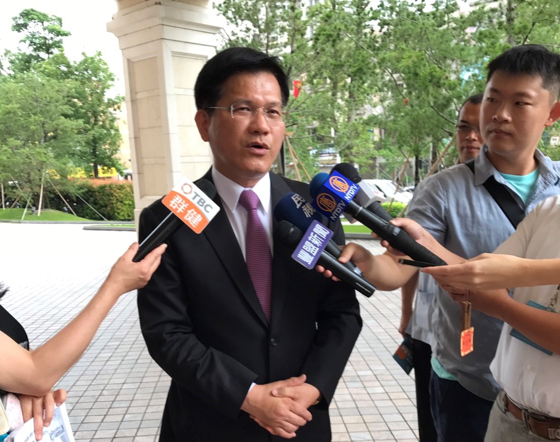 台灣受邀參加「海峽兩岸都市交通學術研討會」的4都中,台中市及桃園市突然遭中國「封殺」,台中市長林佳龍今天受訪時,對此表示遺憾。 台灣受邀參加「海峽兩岸都市交通學術研討會」的4都中,台中市及桃園市突然遭中國「封殺」,台中市長林佳龍今天受訪時,對此表示遺憾。