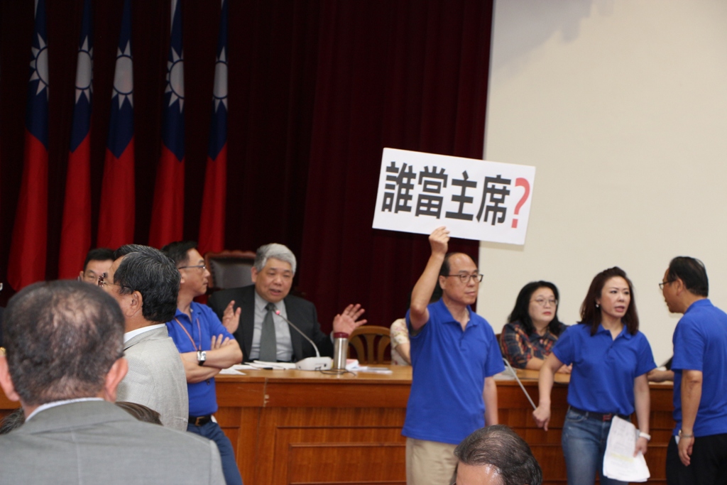 為了審前瞻預算,誰來當會議主席,藍、綠黨團吵成一團。
為了審前瞻預算,誰來當會議主席,藍、綠黨團吵成一團。