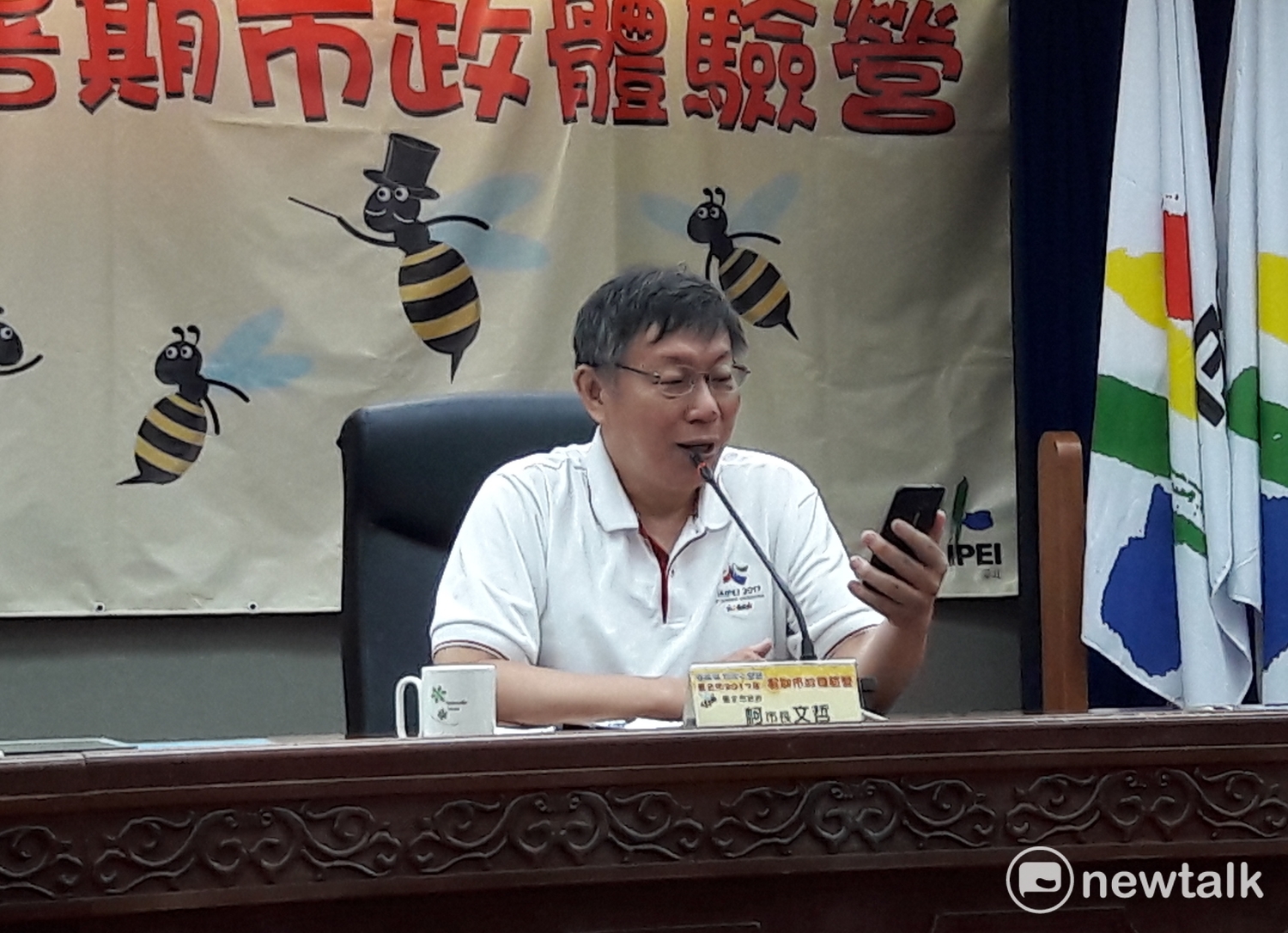 柯文哲趁機推廣北市府製作的「愛台北」APP,表示查詢公車時間很方便。 圖:張芸嘉/攝 柯文哲趁機推廣北市府製作的「愛台北」APP,表示查詢公車時間很方便。 圖:張芸嘉/攝