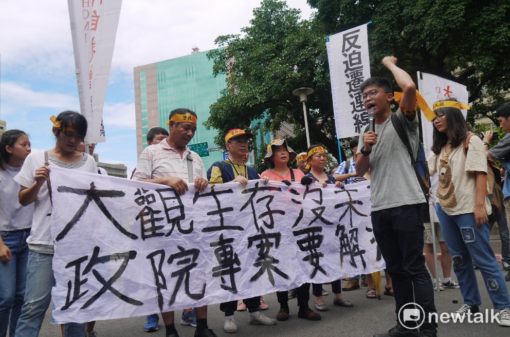 大觀事件自救會成員鄭仲皓帶領居民一同高喊「大觀生存沒未來、政院專案要解決!」 大觀事件自救會成員鄭仲皓帶領居民一同高喊「大觀生存沒未來、政院專案要解決!」