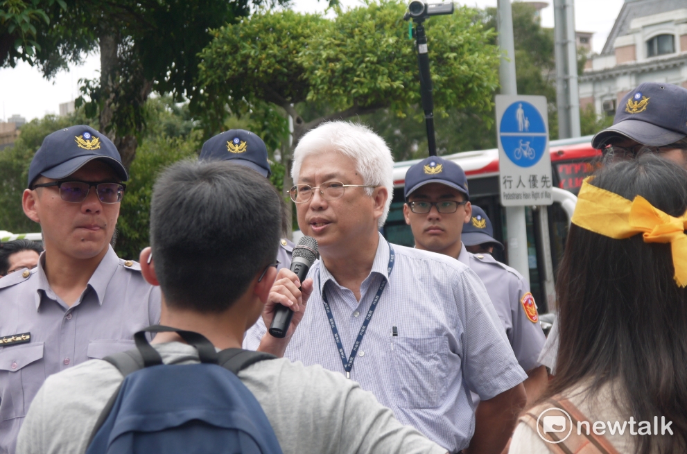 大觀事件自救會成員鄭仲皓帶領居民一同高喊「大觀生存沒未來、政院專案要解決!」 大觀事件自救會成員鄭仲皓帶領居民一同高喊「大觀生存沒未來、政院專案要解決!」