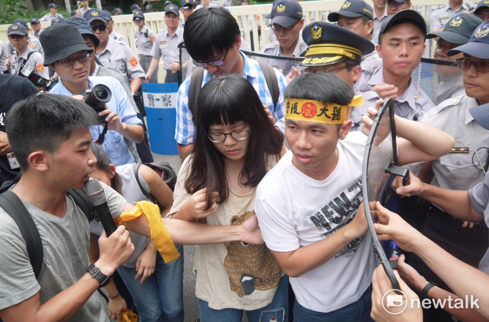 大觀事件自救會成員鄭仲皓帶領居民一同高喊「大觀生存沒未來、政院專案要解決!」 大觀事件自救會成員鄭仲皓帶領居民一同高喊「大觀生存沒未來、政院專案要解決!」