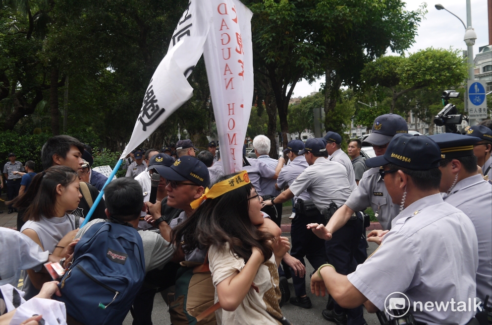 大觀事件自救會成員鄭仲皓帶領居民一同高喊「大觀生存沒未來、政院專案要解決!」 大觀事件自救會成員鄭仲皓帶領居民一同高喊「大觀生存沒未來、政院專案要解決!」