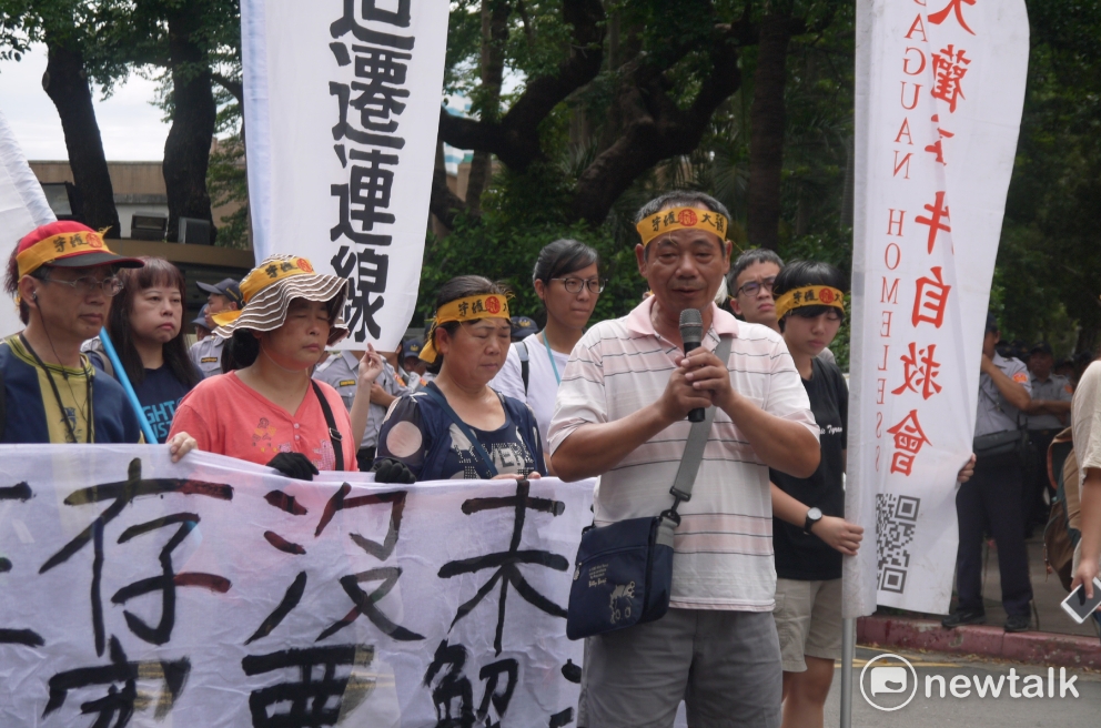 大觀事件自救會成員鄭仲皓帶領居民一同高喊「大觀生存沒未來、政院專案要解決!」 大觀事件自救會成員鄭仲皓帶領居民一同高喊「大觀生存沒未來、政院專案要解決!」