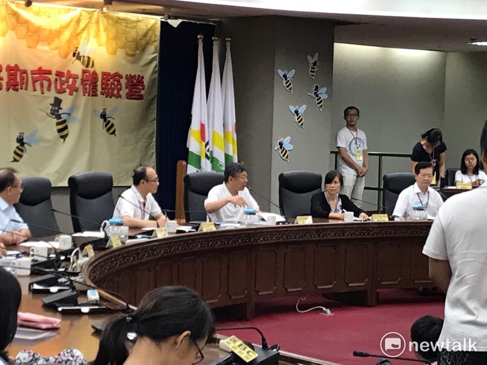 台北市長柯文哲今(17)日上午出席「嗡嗡嗡市政小蜜蜂」暑期市政體驗營-第三梯次開幕式。 台北市長柯文哲今(17)日上午出席「嗡嗡嗡市政小蜜蜂」暑期市政體驗營-第三梯次開幕式。