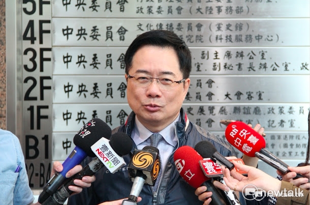 96年7月28日,中影交易案及國民黨中常委選舉期間,時任國民黨立委蔡正元的南港服務處遭翁炳堯開槍恐嚇,翁刑滿出獄後,今早至台北地檢署自首作偽證,並告發前總統馬英九教唆殺人。 圖:新頭殼資料照 96年7月28日,中影交易案及國民黨中常委選舉期間,時任國民黨立委蔡正元的南港服務處遭翁炳堯開槍恐嚇,翁刑滿出獄後,今早至台北地檢署自首作偽證,並告發前總統馬英九教唆殺人。 圖:新頭殼資料照