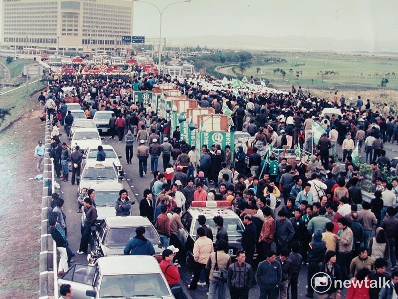 1986年11月6日,民進黨建黨18人工作小組在台大校友會館公布黨綱與黨章記者會。第一排右起傅正、張俊雄、許榮淑、康寧祥、黃爾璇、費希平、謝長廷、周清玉、顏錦福。第二排左起邱義仁、洪奇昌、江鵬堅、尤清、周滄淵、蘇貞昌、游錫堃、陳菊。郭吉仁律師有事先離開,沒有參加合影。 1986年11月6日,民進黨建黨18人工作小組在台大校友會館公布黨綱與黨章記者會。第一排右起傅正、張俊雄、許榮淑、康寧祥、黃爾璇、費希平、謝長廷、周清玉、顏錦福。第二排左起邱義仁、洪奇昌、江鵬堅、尤清、周滄淵、蘇貞昌、游錫堃、陳菊。郭吉仁律師有事先離開,沒有參加合影。