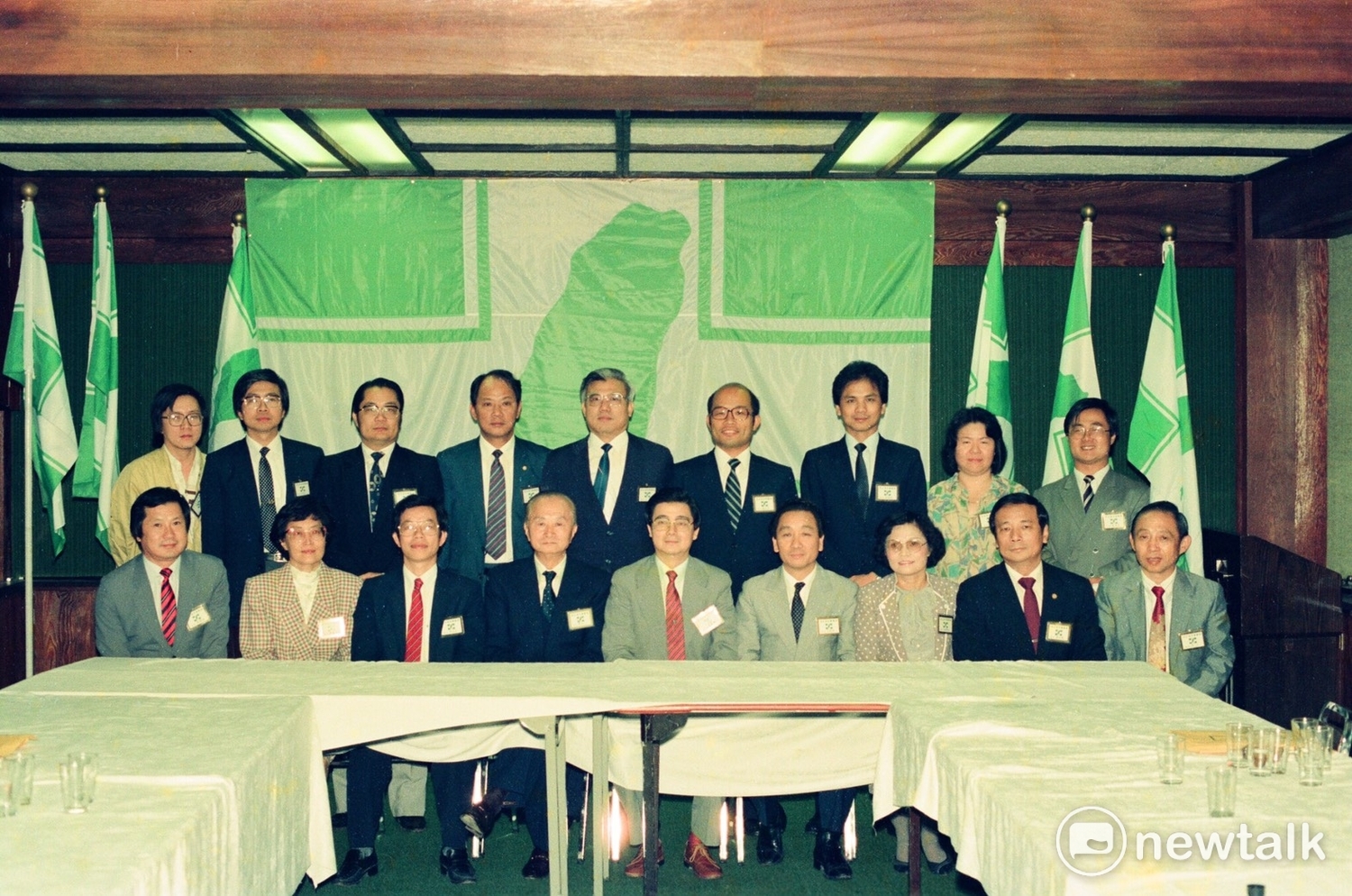 1986年11月6日,民進黨建黨18人工作小組在台大校友會館公布黨綱與黨章記者會。第一排右起傅正、張俊雄、許榮淑、康寧祥、黃爾璇、費希平、謝長廷、周清玉、顏錦福。第二排左起邱義仁、洪奇昌、江鵬堅、尤清、周滄淵、蘇貞昌、游錫堃、陳菊。郭吉仁律師有事先離開,沒有參加合影。 1986年11月6日,民進黨建黨18人工作小組在台大校友會館公布黨綱與黨章記者會。第一排右起傅正、張俊雄、許榮淑、康寧祥、黃爾璇、費希平、謝長廷、周清玉、顏錦福。第二排左起邱義仁、洪奇昌、江鵬堅、尤清、周滄淵、蘇貞昌、游錫堃、陳菊。郭吉仁律師有事先離開,沒有參加合影。