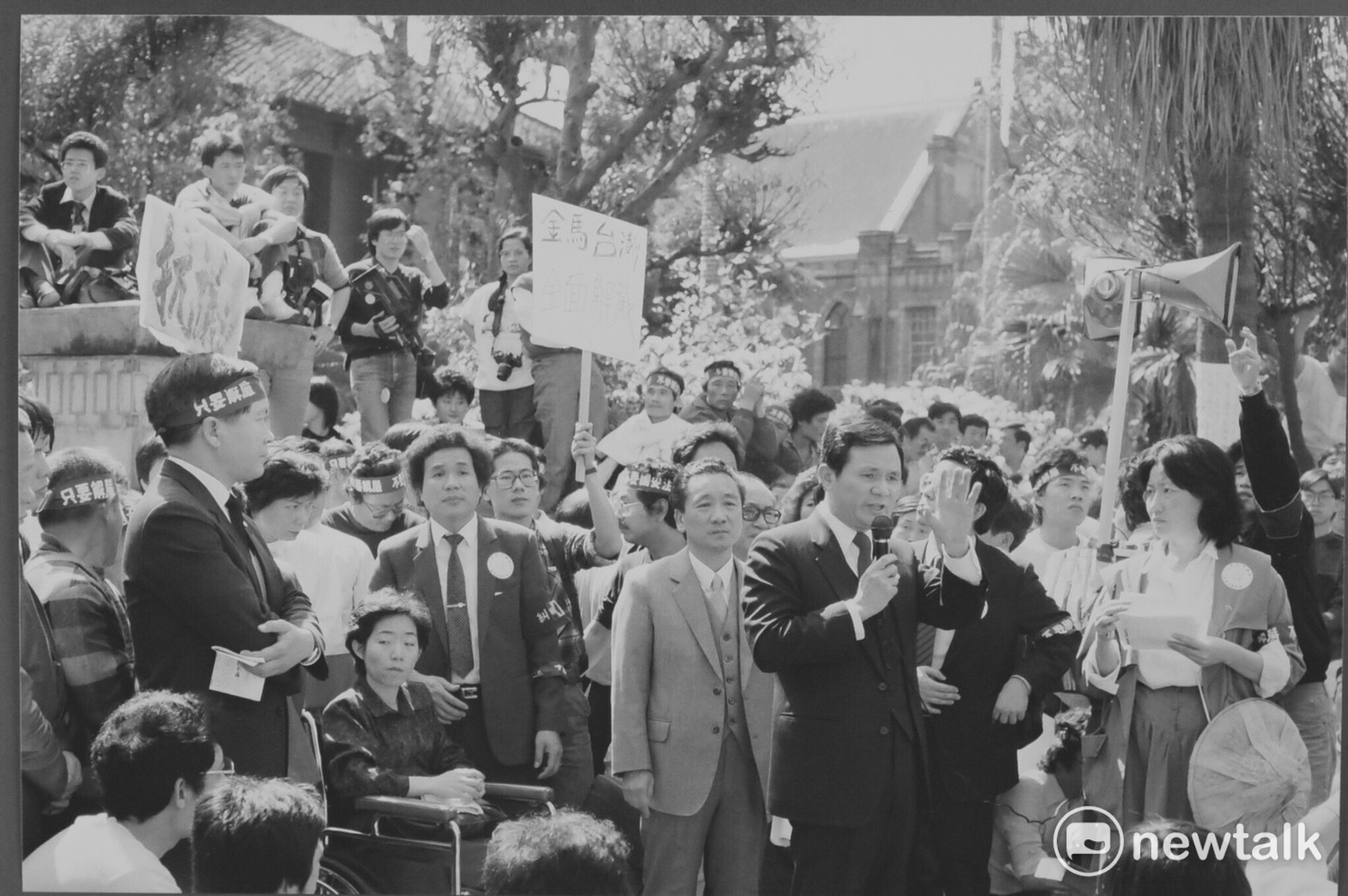 1986年11月6日,民進黨建黨18人工作小組在台大校友會館公布黨綱與黨章記者會。第一排右起傅正、張俊雄、許榮淑、康寧祥、黃爾璇、費希平、謝長廷、周清玉、顏錦福。第二排左起邱義仁、洪奇昌、江鵬堅、尤清、周滄淵、蘇貞昌、游錫堃、陳菊。郭吉仁律師有事先離開,沒有參加合影。 1986年11月6日,民進黨建黨18人工作小組在台大校友會館公布黨綱與黨章記者會。第一排右起傅正、張俊雄、許榮淑、康寧祥、黃爾璇、費希平、謝長廷、周清玉、顏錦福。第二排左起邱義仁、洪奇昌、江鵬堅、尤清、周滄淵、蘇貞昌、游錫堃、陳菊。郭吉仁律師有事先離開,沒有參加合影。