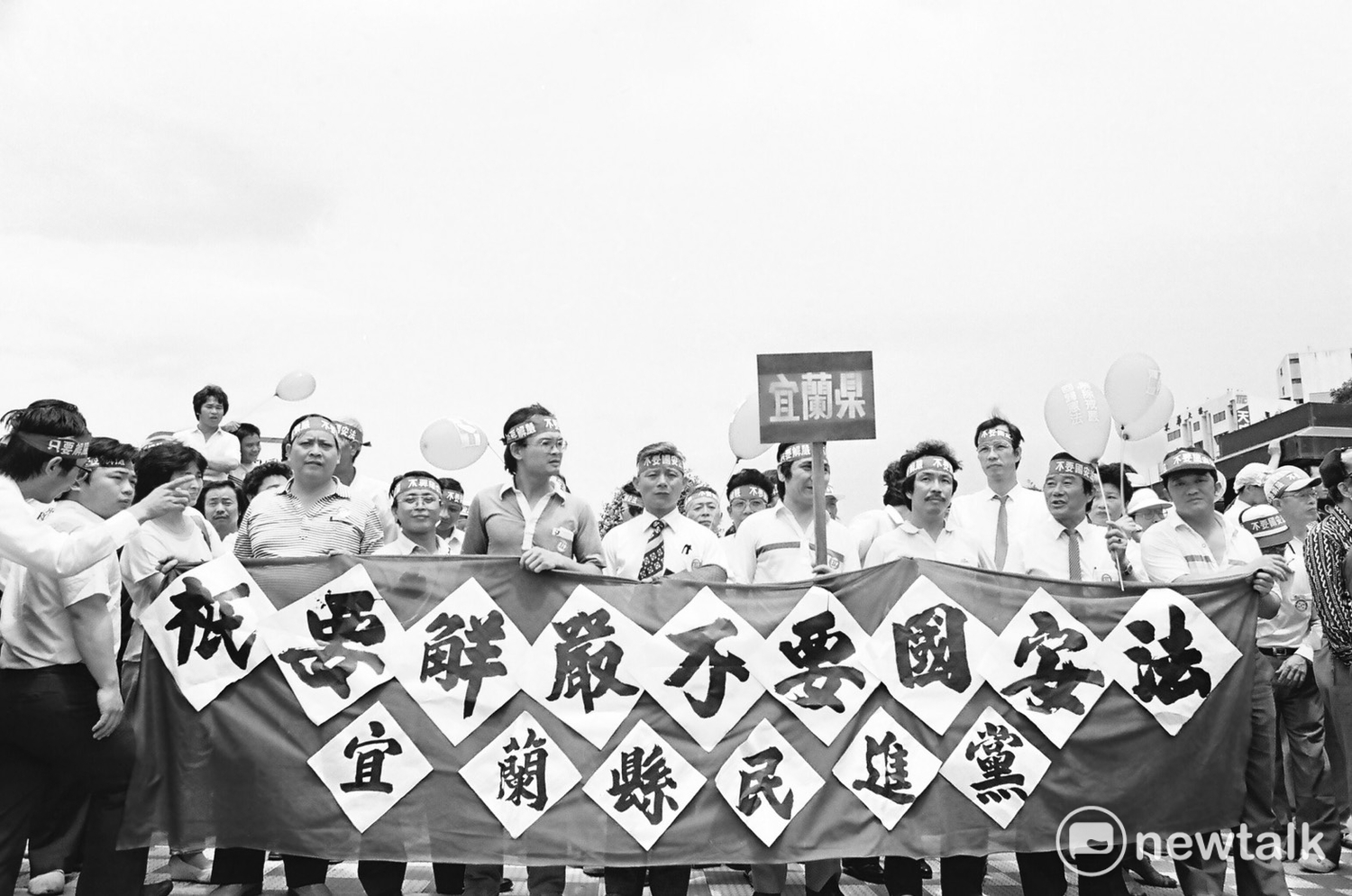 1986年11月6日,民進黨建黨18人工作小組在台大校友會館公布黨綱與黨章記者會。第一排右起傅正、張俊雄、許榮淑、康寧祥、黃爾璇、費希平、謝長廷、周清玉、顏錦福。第二排左起邱義仁、洪奇昌、江鵬堅、尤清、周滄淵、蘇貞昌、游錫堃、陳菊。郭吉仁律師有事先離開,沒有參加合影。 1986年11月6日,民進黨建黨18人工作小組在台大校友會館公布黨綱與黨章記者會。第一排右起傅正、張俊雄、許榮淑、康寧祥、黃爾璇、費希平、謝長廷、周清玉、顏錦福。第二排左起邱義仁、洪奇昌、江鵬堅、尤清、周滄淵、蘇貞昌、游錫堃、陳菊。郭吉仁律師有事先離開,沒有參加合影。