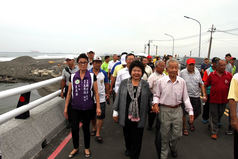 高雄市長陳菊今(17)日舉行彌陀區文安橋與海尾橋通車典禮。 高雄市長陳菊今(17)日舉行彌陀區文安橋與海尾橋通車典禮。