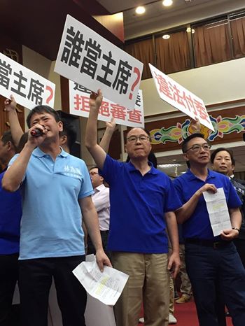立法今天開始在財委會等聯席審查前瞻預算,朝野一早就甲級動員全員戒備,今天第一主題是誰是召委(會議主席)? 立法今天開始在財委會等聯席審查前瞻預算,朝野一早就甲級動員全員戒備,今天第一主題是誰是召委(會議主席)?