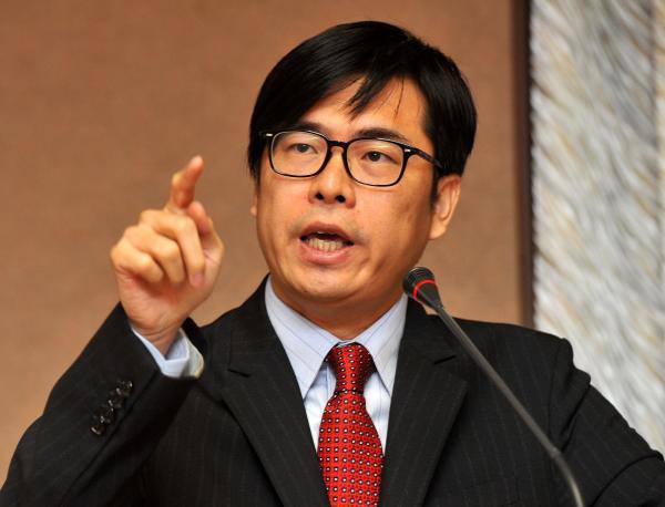 陳其邁批評,高雄人口總數並未減少,而是中選會自創計算公式導致選區人數變少,應該參照第4屆立委選舉時用的「漢米爾頓公式」,或直接在《選罷法》明訂每位立委代表的人數,落實票票等值,否則有違憲之虞。 圖:翻攝自陳其邁臉書 陳其邁批評,高雄人口總數並未減少,而是中選會自創計算公式導致選區人數變少,應該參照第4屆立委選舉時用的「漢米爾頓公式」,或直接在《選罷法》明訂每位立委代表的人數,落實票票等值,否則有違憲之虞。 圖:翻攝自陳其邁臉書