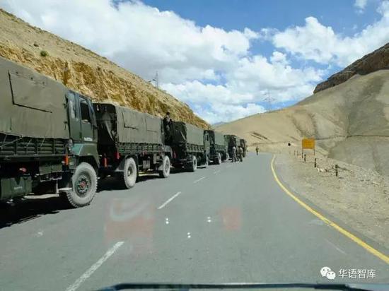 解放軍出動的指揮車和雷達車,在高原上行進。 圖:翻攝自新浪網軍迷圈貼圖。 解放軍出動的指揮車和雷達車,在高原上行進。 圖:翻攝自新浪網軍迷圈貼圖。