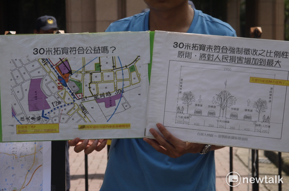 居民李先生質疑,明明是前端往中壢火車站的道路在塞車,為何政府會往後規劃拓寬計畫。 圖:鍾孟軒/攝 居民李先生質疑,明明是前端往中壢火車站的道路在塞車,為何政府會往後規劃拓寬計畫。 圖:鍾孟軒/攝