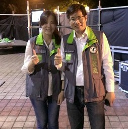 民進黨立委羅致政與辦公室副主任粘珮瑩傳出緋聞,粘珮瑩年40歲出頭,身材高挑、皮膚白皙,外型酷似謝金燕。 民進黨立委羅致政與辦公室副主任粘珮瑩傳出緋聞,粘珮瑩年40歲出頭,身材高挑、皮膚白皙,外型酷似謝金燕。