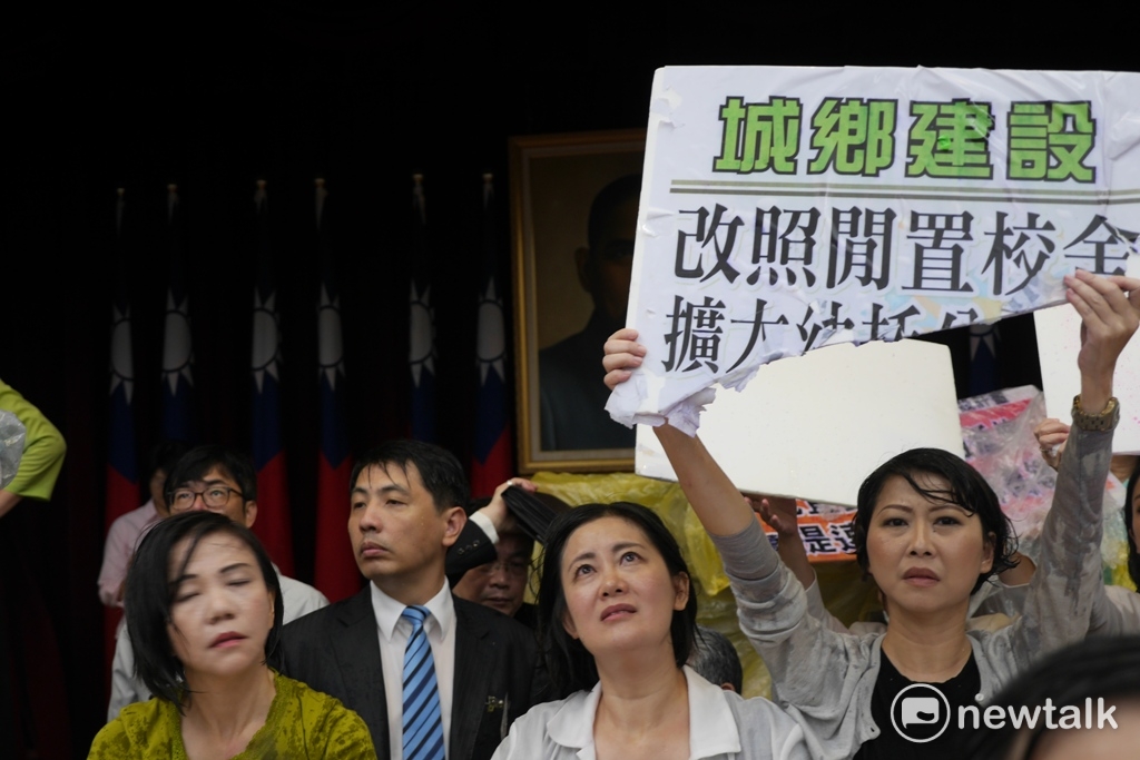 立法院財政聯席會今(19)天審議前瞻基礎建設計畫第1期預算案,在混亂中初審通過。 立法院財政聯席會今(19)天審議前瞻基礎建設計畫第1期預算案,在混亂中初審通過。