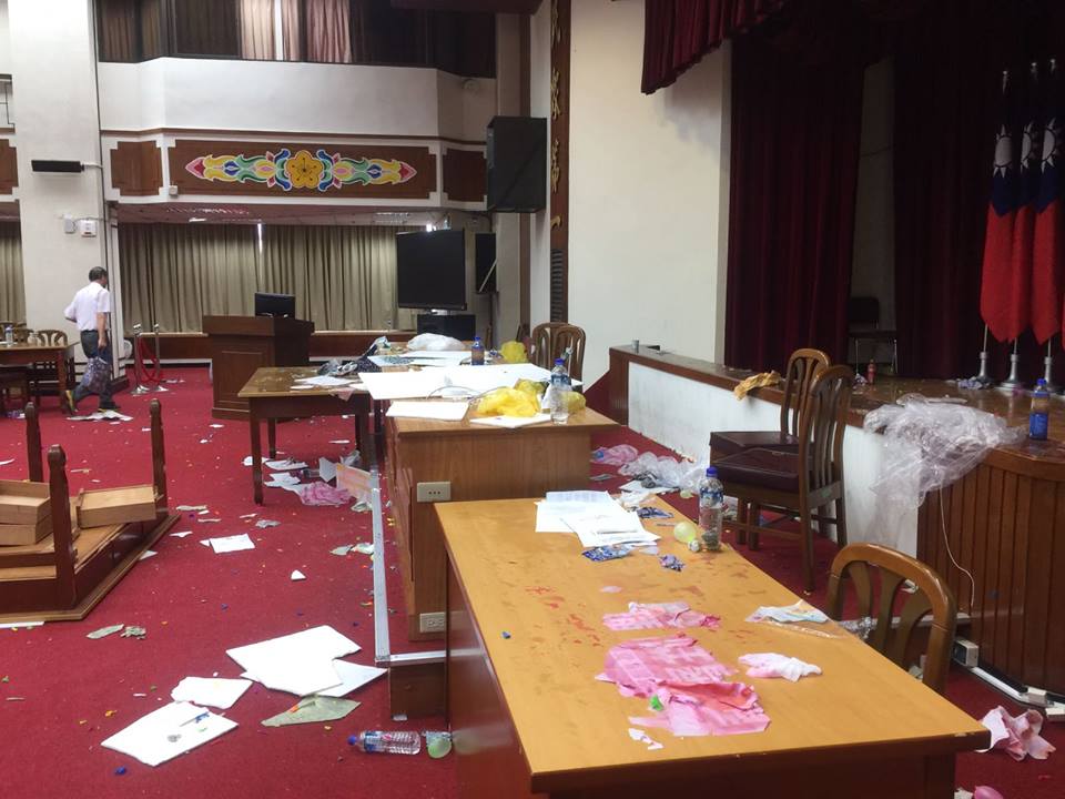 立法院19日審查前瞻特別預算,國民黨強力杯葛後,現場剩下滿桌的麵粉及滿地水球、雨衣、,桌標語等,現場一片狼籍、髒亂不堪。 圖:翻自徐永明臉書 立法院19日審查前瞻特別預算,國民黨強力杯葛後,現場剩下滿桌的麵粉及滿地水球、雨衣、,桌標語等,現場一片狼籍、髒亂不堪。 圖:翻自徐永明臉書