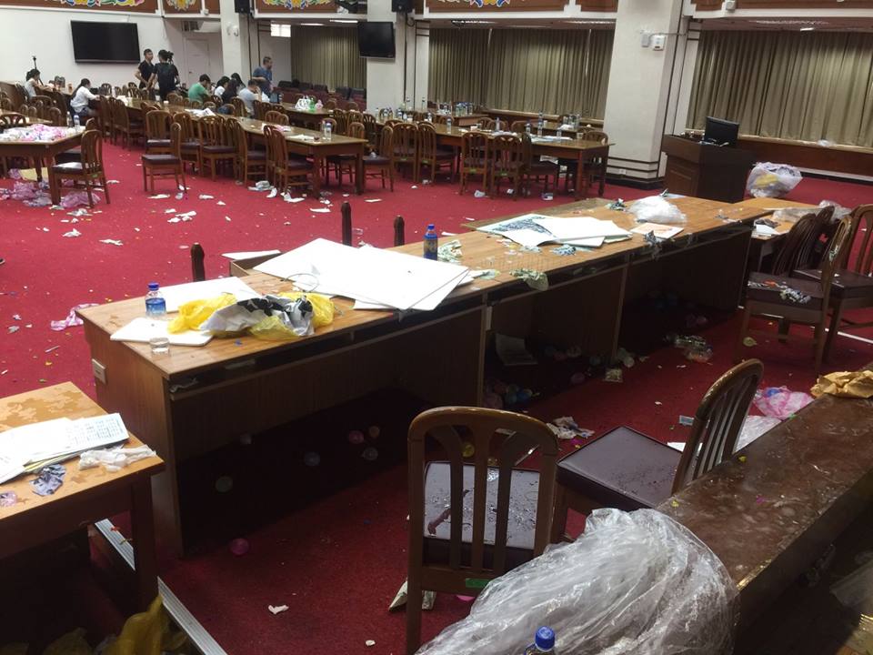 立法院19日審查前瞻特別預算,國民黨強力杯葛後,現場剩下滿桌的麵粉及滿地水球、雨衣、,桌標語等,現場一片狼籍、髒亂不堪。 圖:翻自徐永明臉書 立法院19日審查前瞻特別預算,國民黨強力杯葛後,現場剩下滿桌的麵粉及滿地水球、雨衣、,桌標語等,現場一片狼籍、髒亂不堪。 圖:翻自徐永明臉書
