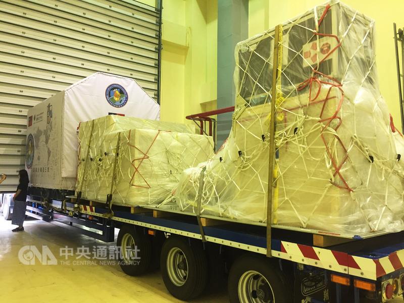 最具台灣味的衛星「福衛五號」將在台灣時間8月25日 凌晨發射升空,國家太空中心19日從新竹進行啟運工作。 圖:中央社 最具台灣味的衛星「福衛五號」將在台灣時間8月25日 凌晨發射升空,國家太空中心19日從新竹進行啟運工作。 圖:中央社