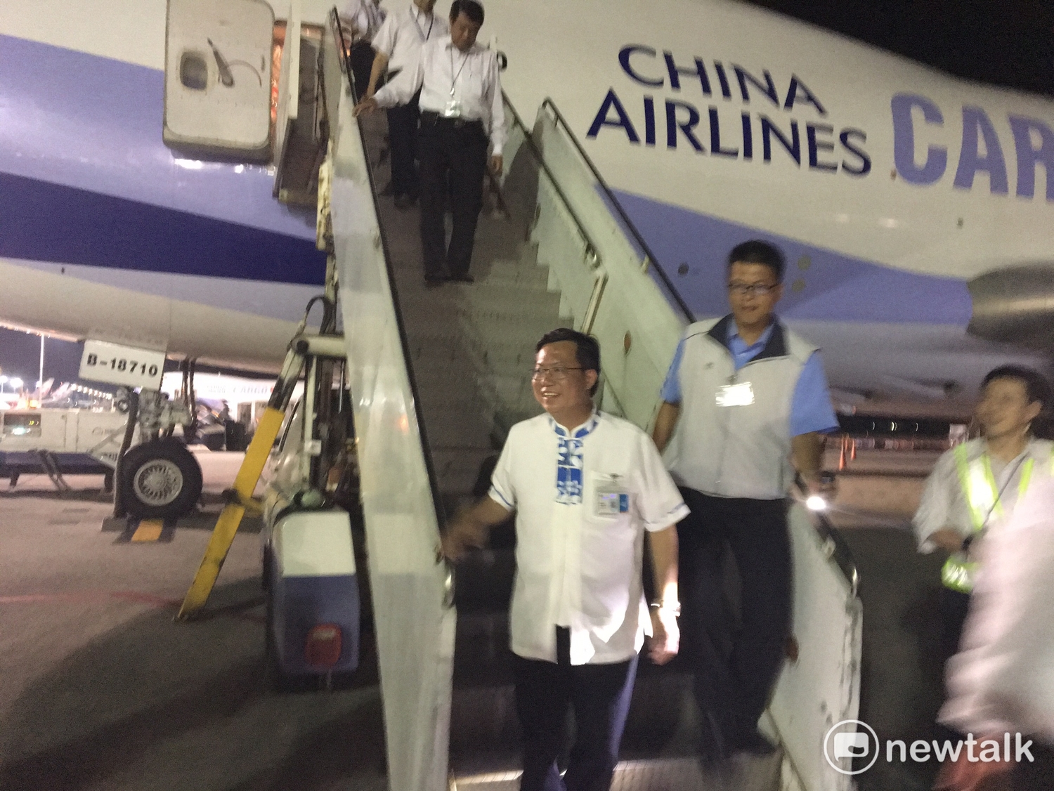 在福衛五號升載進中華航空波音747-400貨機後。機組人員率市府團隊、科技部人員上貨運機參觀。桃園市長鄭文燦在機上參觀許久後才從貨運機上下來。 圖:鍾孟軒/攝 在福衛五號升載進中華航空波音747-400貨機後。機組人員率市府團隊、科技部人員上貨運機參觀。桃園市長鄭文燦在機上參觀許久後才從貨運機上下來。 圖:鍾孟軒/攝