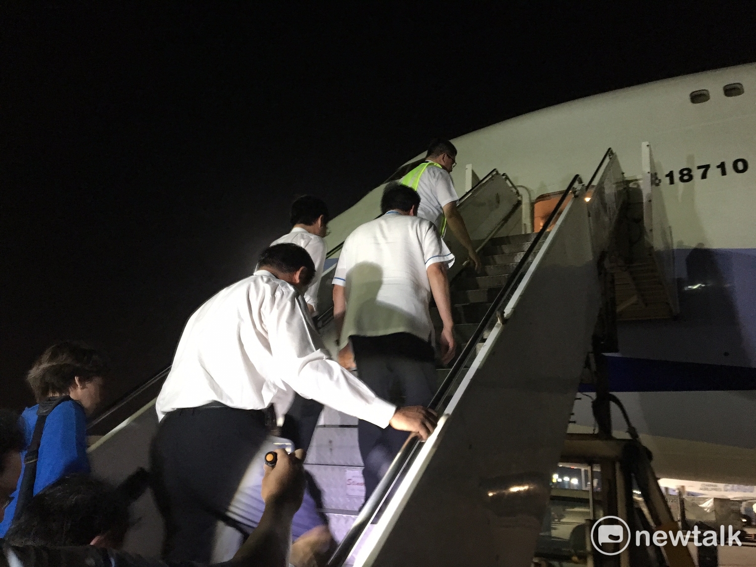 在福衛五號升載進中華航空波音747-400貨機後。機組人員率市府團隊、科技部人員上貨運機參觀。 圖:鍾孟軒/攝 在福衛五號升載進中華航空波音747-400貨機後。機組人員率市府團隊、科技部人員上貨運機參觀。 圖:鍾孟軒/攝
