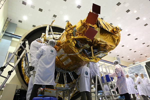 福衛五號為台灣首枚自主發展的高解度光學遙測衛星。光學遙測酬載外表包覆著特殊的多層絕熱膜,以抵擋太空中極端的溫度變化;內部配備著多達51顆溫度感測器及39片加熱片,用以調控內部溫度於20±2℃的最佳操作溫度,確保光學成像品質與電子電路系統的安全運作。 圖:取自國研院 福衛五號為台灣首枚自主發展的高解度光學遙測衛星。光學遙測酬載外表包覆著特殊的多層絕熱膜,以抵擋太空中極端的溫度變化;內部配備著多達51顆溫度感測器及39片加熱片,用以調控內部溫度於20±2℃的最佳操作溫度,確保光學成像品質與電子電路系統的安全運作。 圖:取自國研院