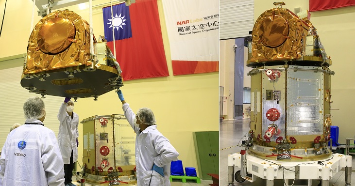 2015年05月12日左:工作人員進行光學遙測酬載吊掛準備與與衛星本體組合;右:光學遙測酬載與福衛五號結合。 圖:取自國研院 2015年05月12日左:工作人員進行光學遙測酬載吊掛準備與與衛星本體組合;右:光學遙測酬載與福衛五號結合。 圖:取自國研院